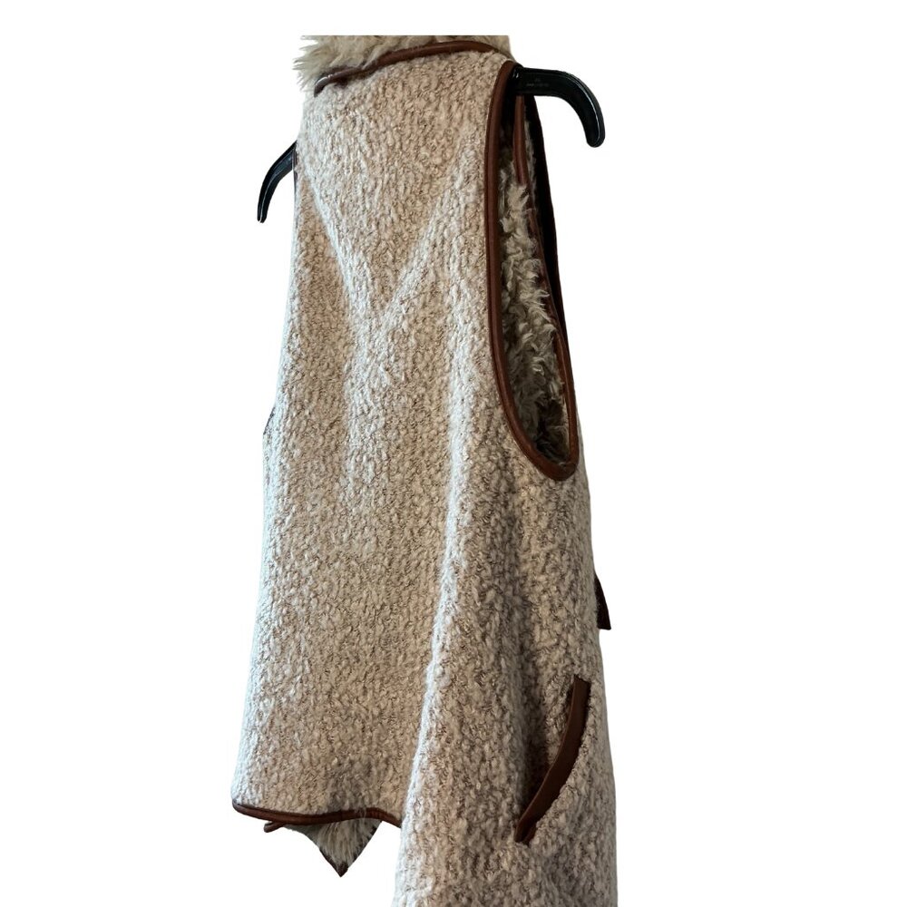 Love Tree Faux Fur & Sherpa Reversible Vest – Medium – NWT - Picture 3 of 7